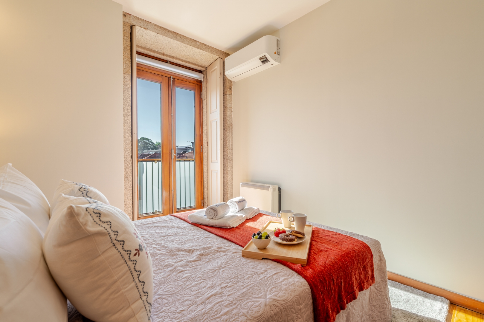 HostWise - Bright & Airy Flat w/ Balcony 5 Host Wise Booking