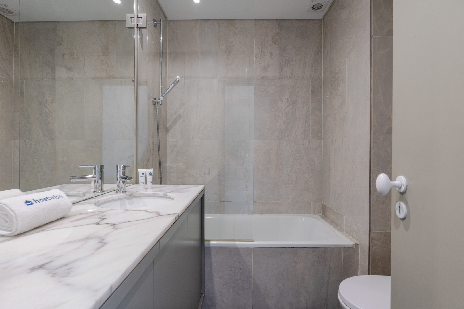 HostWise - Bright & Spacious Flat w/ Garage 36 Host Wise Booking