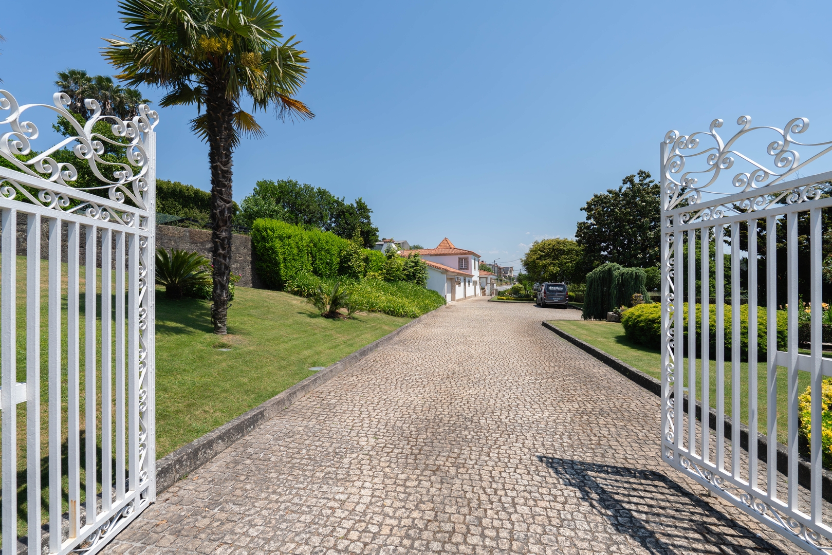 HostWise - Modern Comfort & Shared Pool in Paredes 54 Host Wise Booking