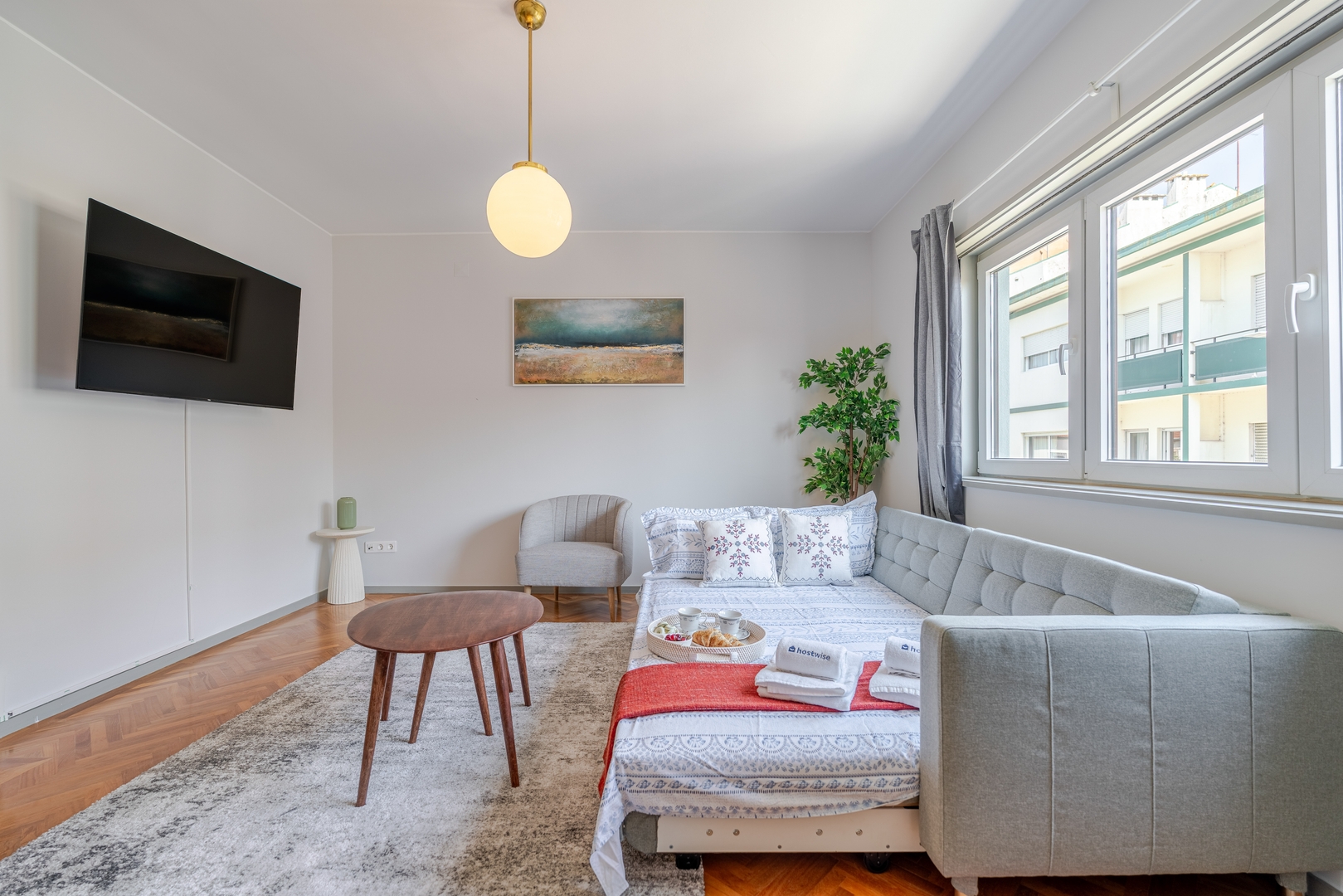 HostWise - Bright & Spacious Flat w/ Garage 22 Host Wise Booking