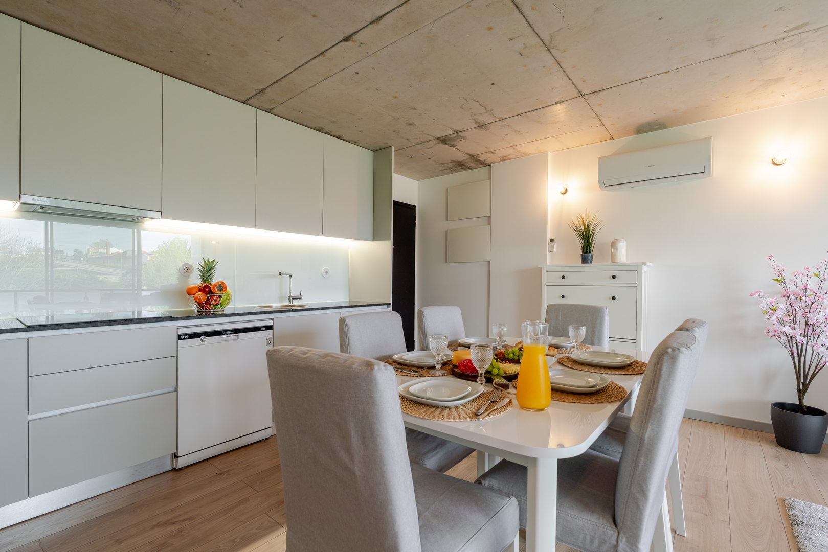 HostWise - Modern Flat w/ Balcony, Garage & Pool 32 Host Wise Booking