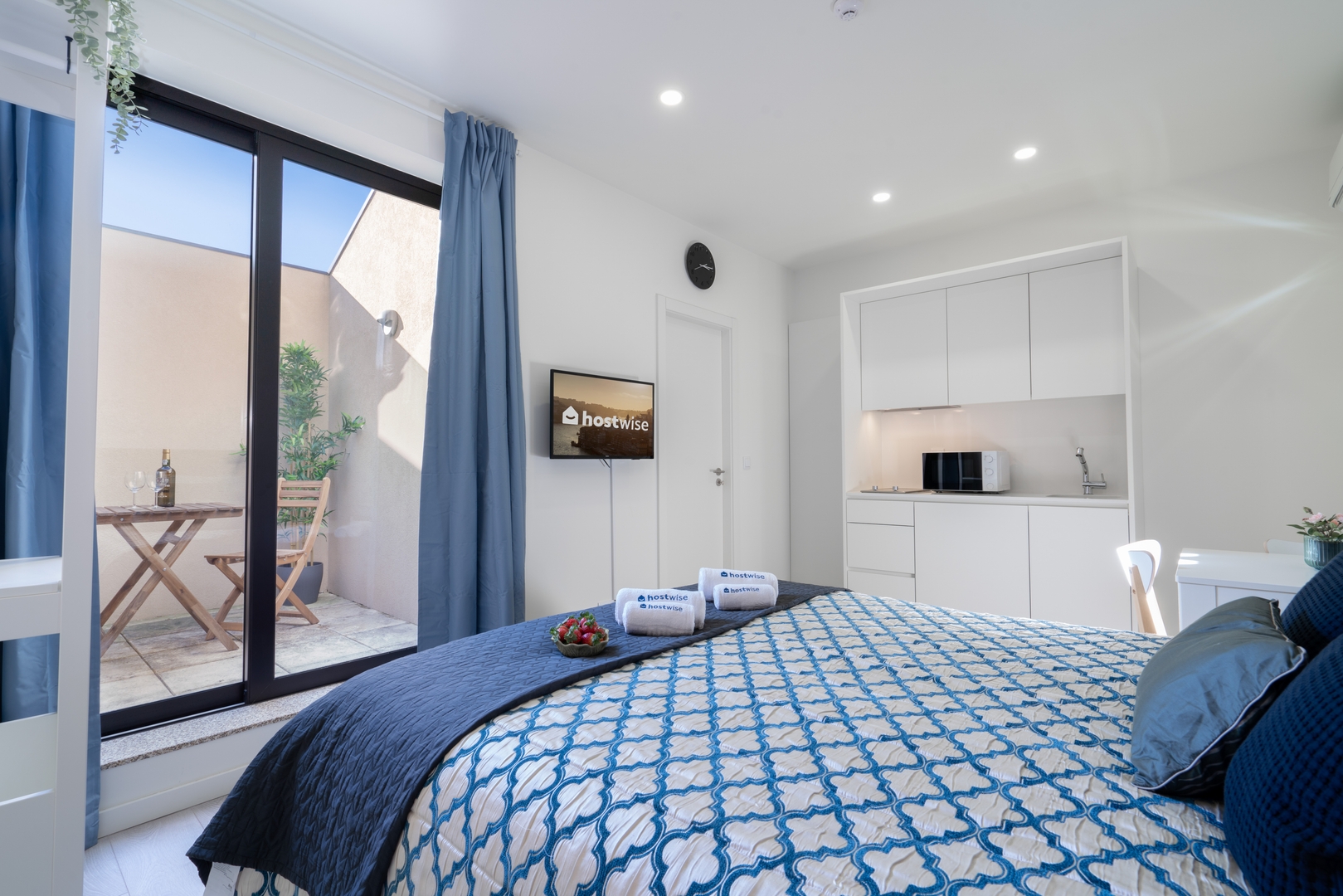 Bright Studios with Patios in Porto by HostWise Host Wise Booking