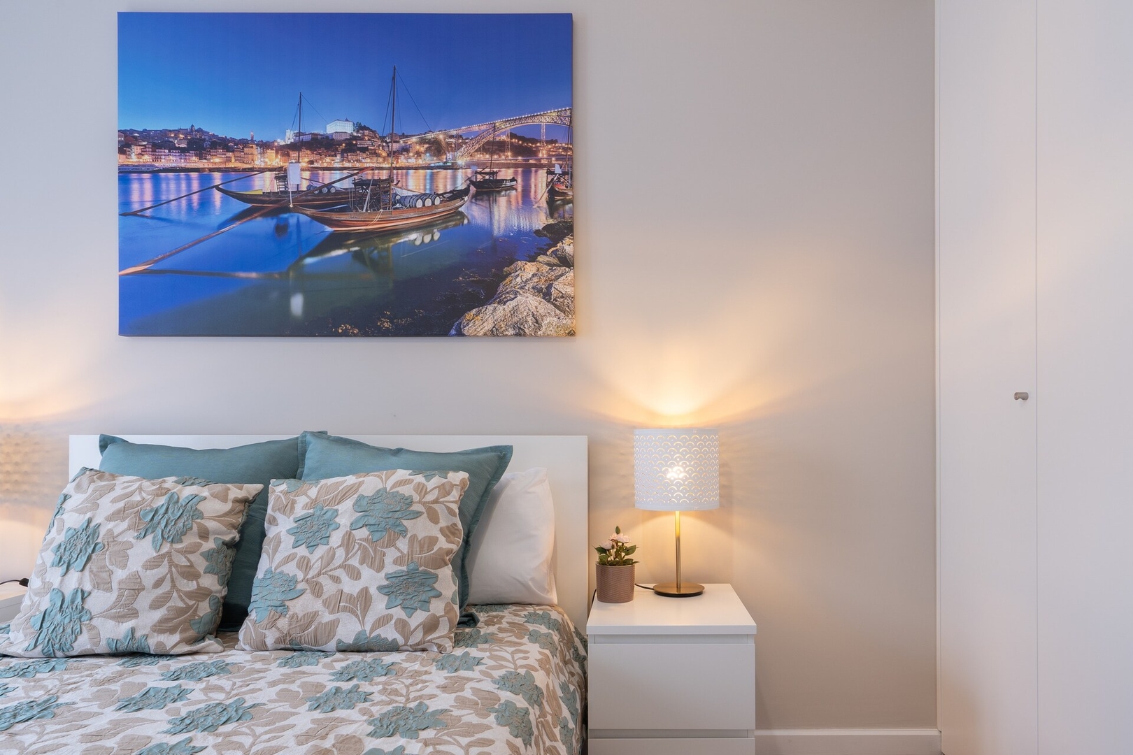 HostWise - Deluxe Bright Flat w/ Netflix 9 Host Wise Booking