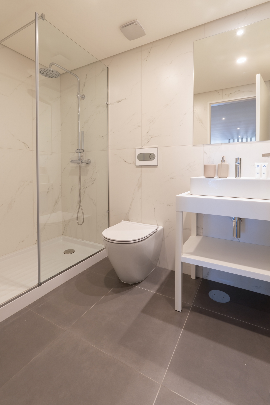 Jacuzzi Retreat in Heart of Porto by HostWise 13 Host Wise Booking