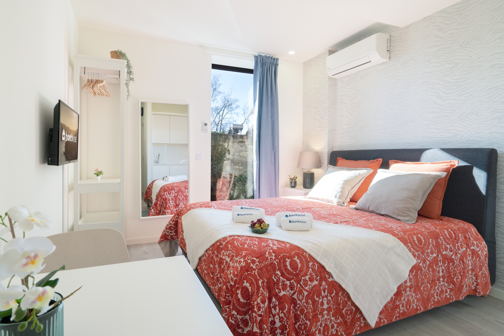 HostWise - Studios with Patio & Kitchenette Host Wise Booking