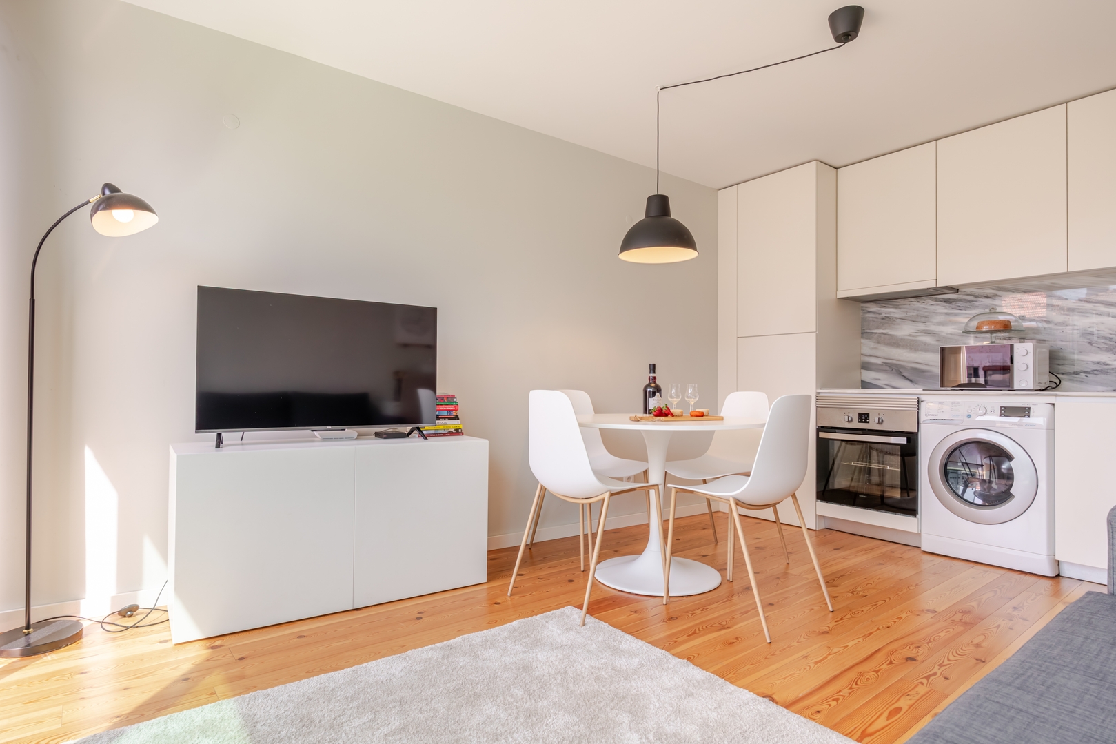 HostWise – Modern & Cozy Flat | Near the Beach 3 Host Wise Booking