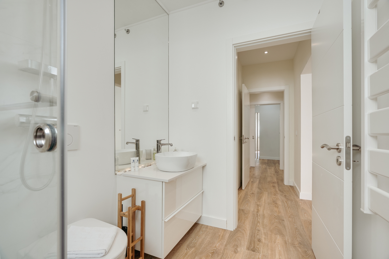 HostWise – Flat w/ Balcony & Workspace 25 Host Wise Booking