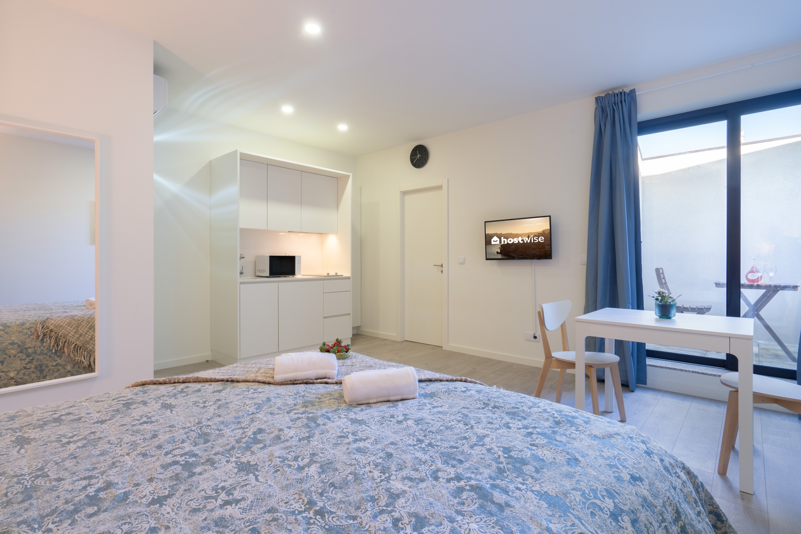 Bright Studios with Patios in Porto by HostWise 13 Host Wise Booking