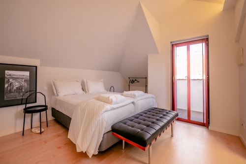 Luxe Duplex Studio w/ Balcony | Clérigos by HostWise Host Wise Booking