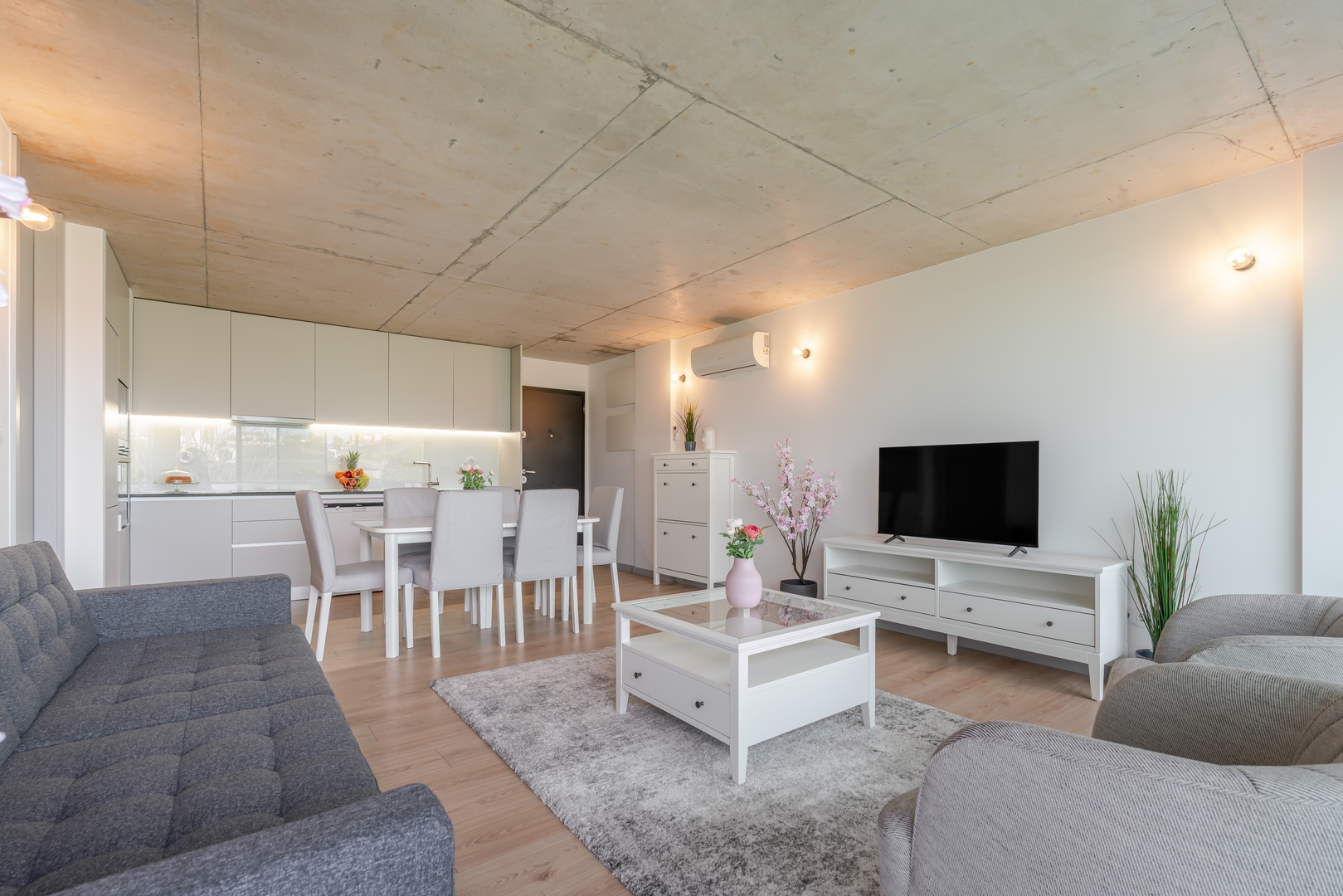 HostWise - Modern Flat w/ Balcony, Garage & Pool 18 Host Wise Booking