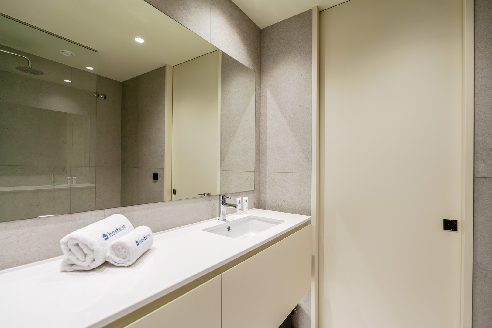 HostWise - Stylish Flat with Terrace & Garage 24 Host Wise Booking