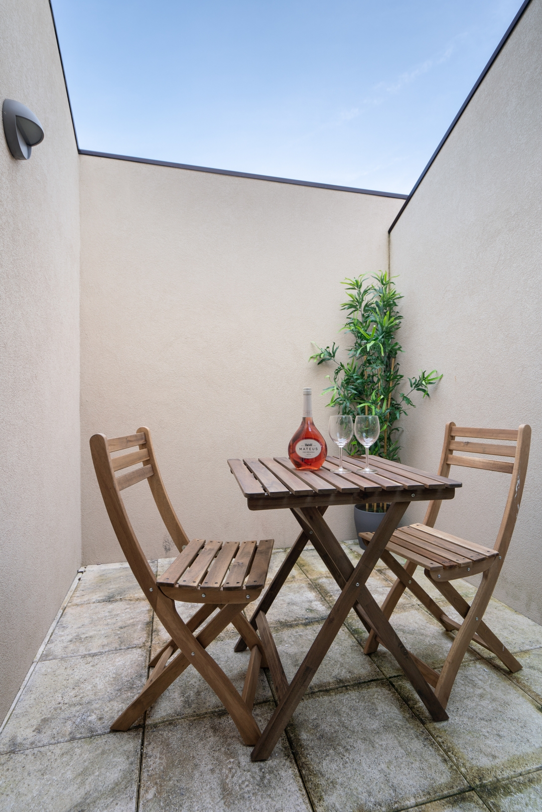 Bright Studios with Patios in Porto by HostWise 41 Host Wise Booking