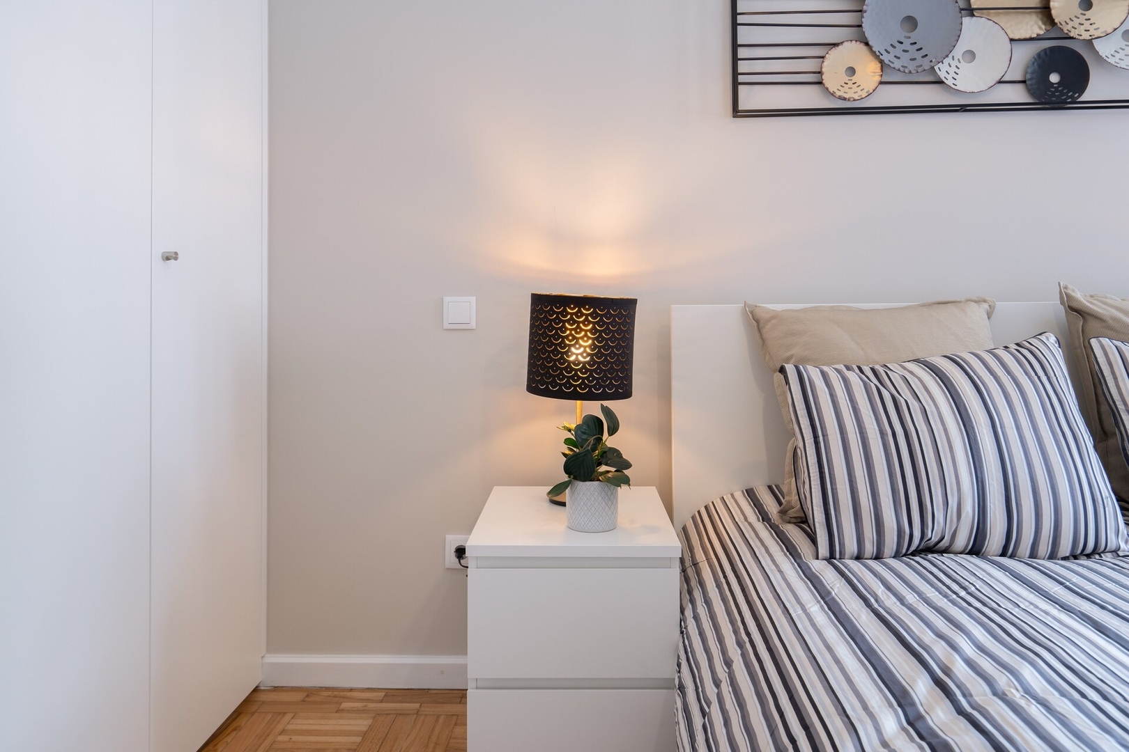 HostWise - Deluxe Bright Flat w/ Netflix 16 Host Wise Booking