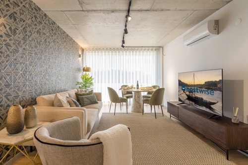 HostWise - Luxurious Apartment w/ Balcony & Pool Host Wise Booking