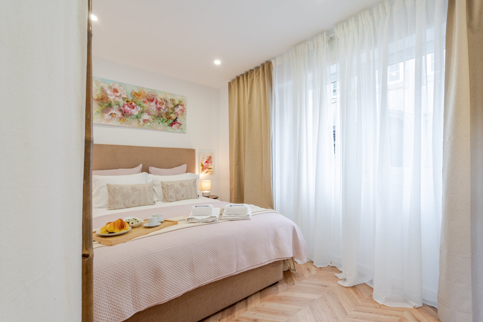 HostWise - Stylish Studio w/ Charming Terrace 5 Host Wise Booking