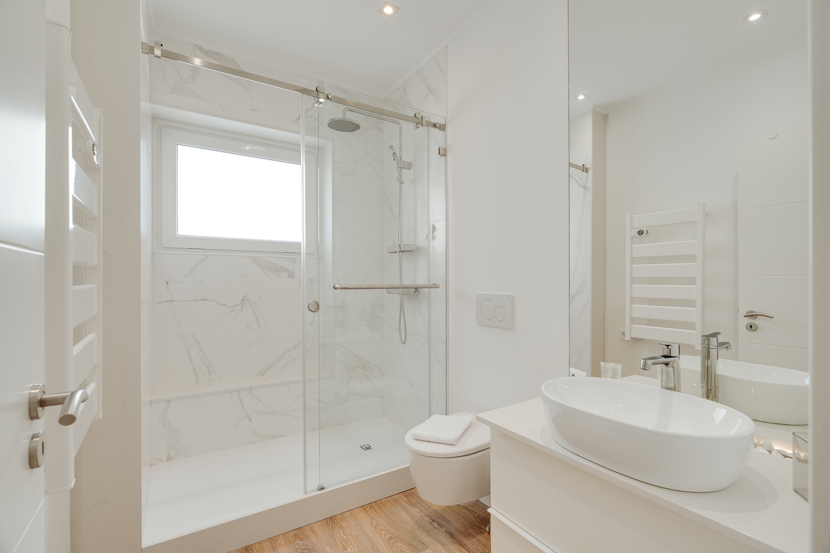 HostWise – Flat w/ Balcony & Workspace 4 Host Wise Booking