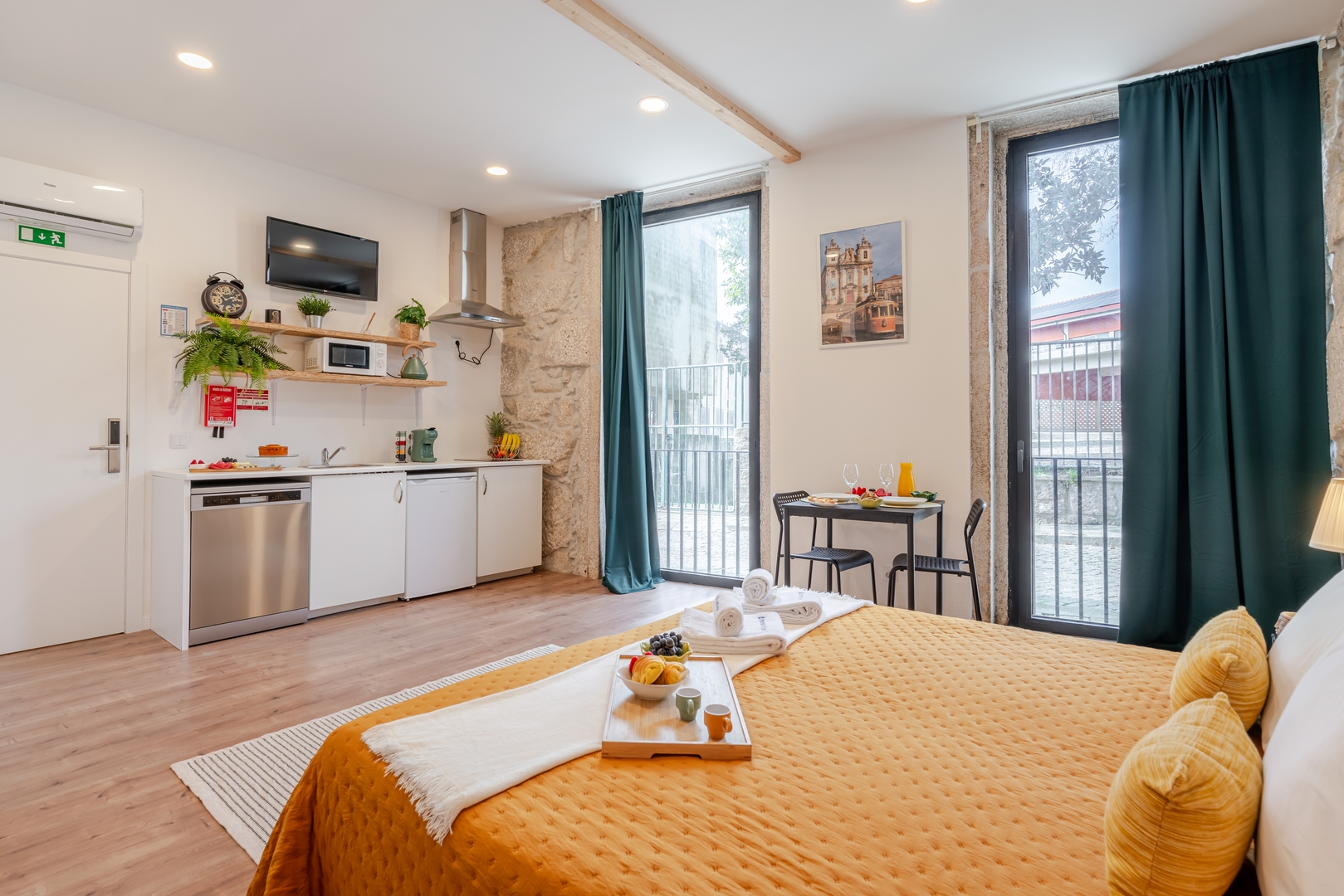 HostWise - Stylish Stone-Walled Flat 10 Host Wise Booking
