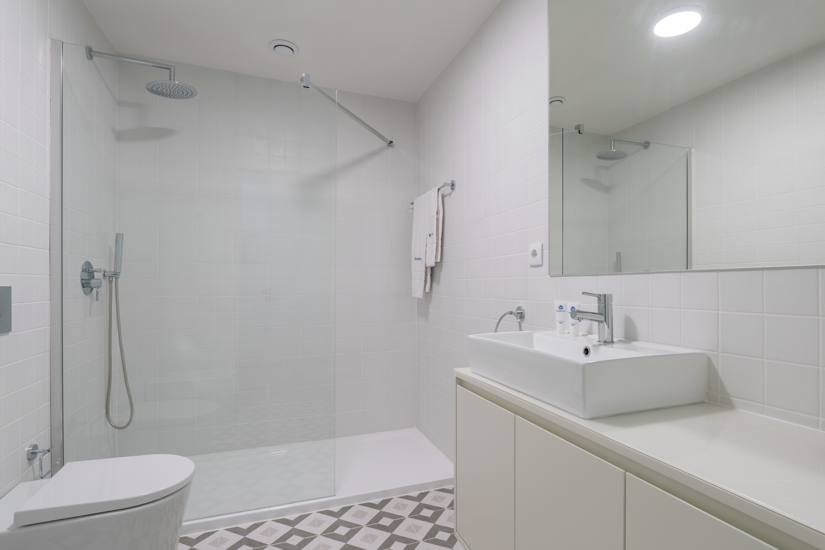 Host Wise - Stylish Studio in Porto Downtown 16 Host Wise Booking