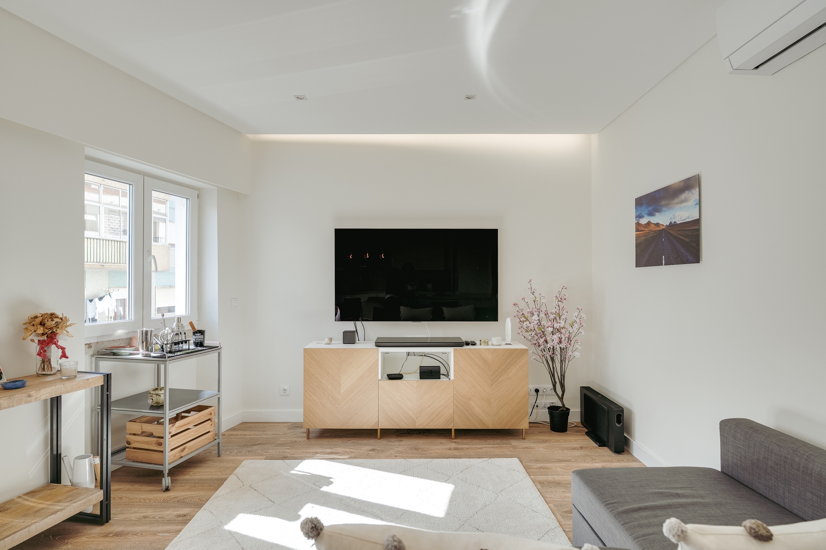 HostWise – Flat w/ Balcony & Workspace 12 Host Wise Booking