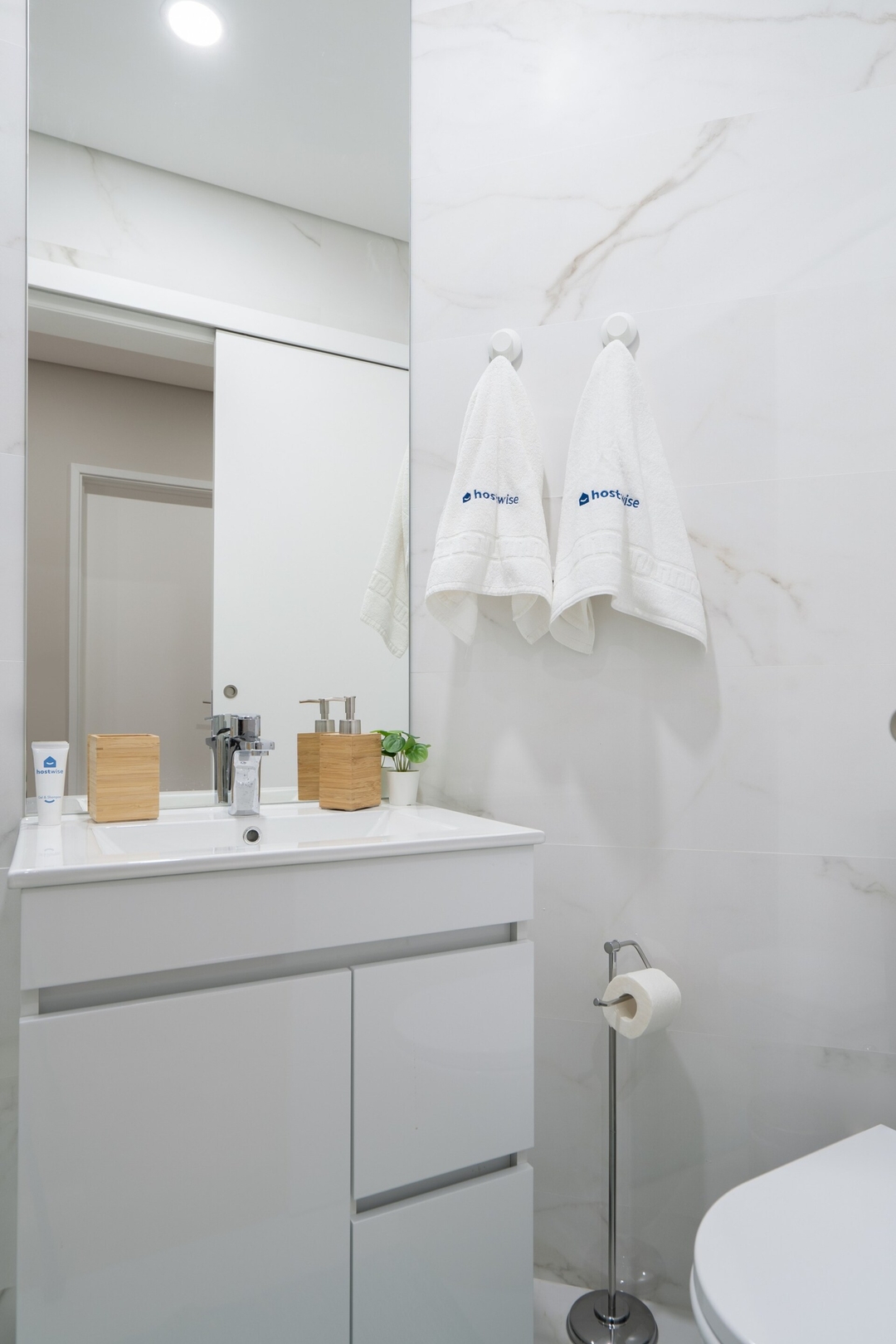 HostWise - Deluxe Bright Flat w/ Netflix 38 Host Wise Booking