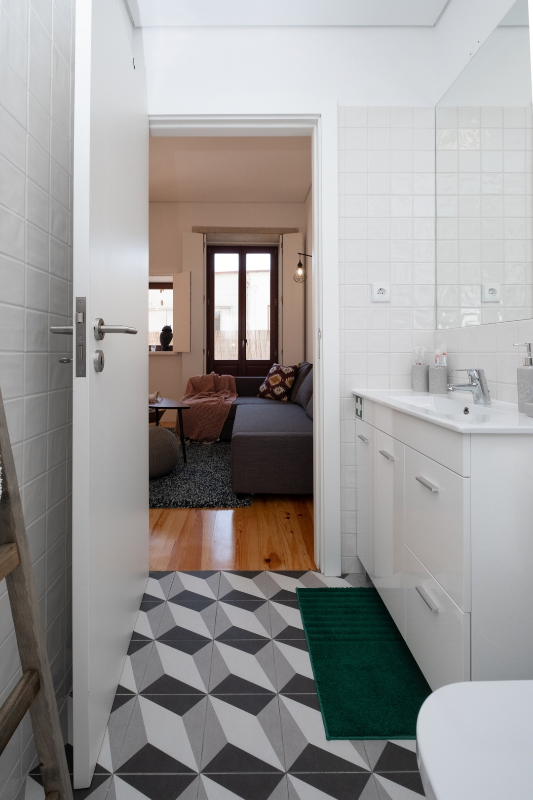 Host Wise | Sunny Downtown Apartment 22 Host Wise Booking