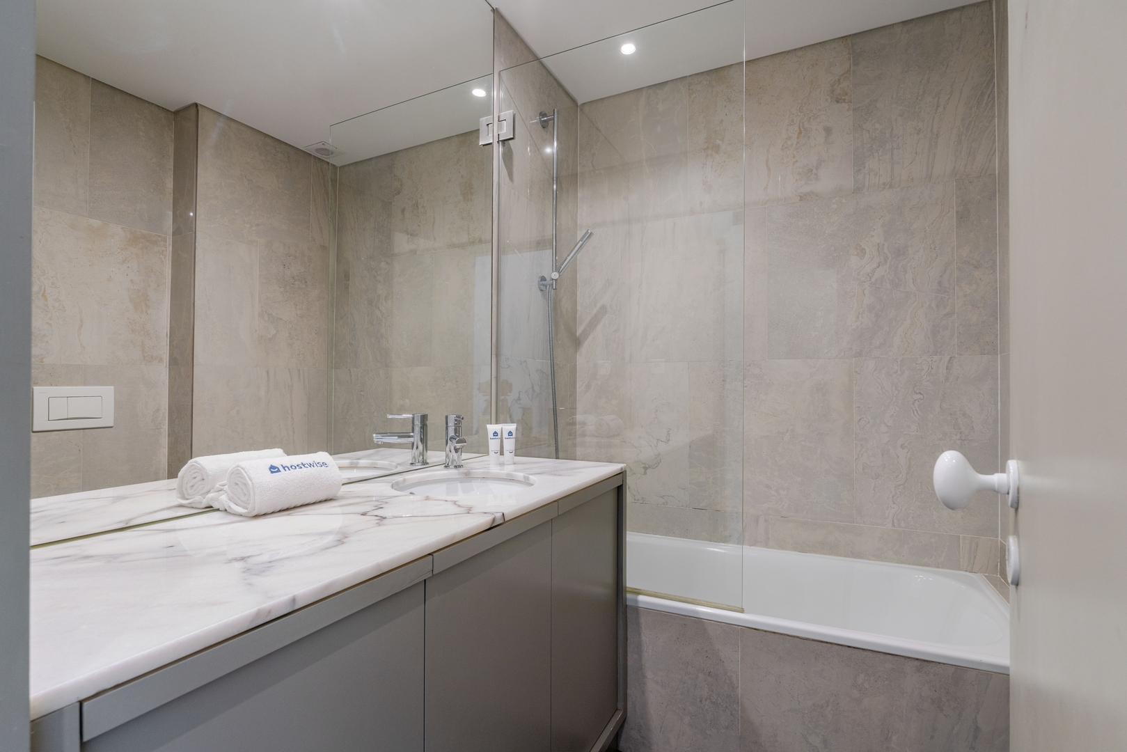 HostWise - Bright & Spacious Flat w/ Garage 35 Host Wise Booking