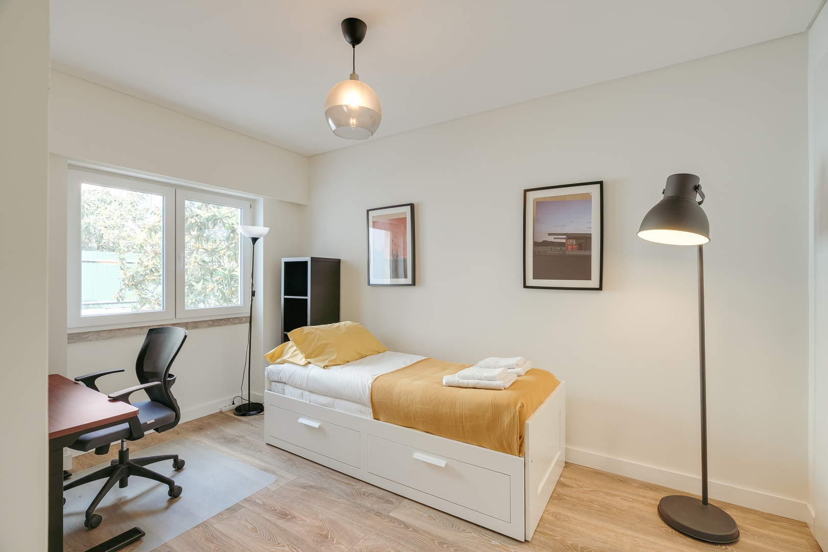 HostWise – Flat w/ Balcony & Workspace 3 Host Wise Booking