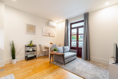HostWise - Bright & Cozy Flat w/ Balcony Host Wise Booking