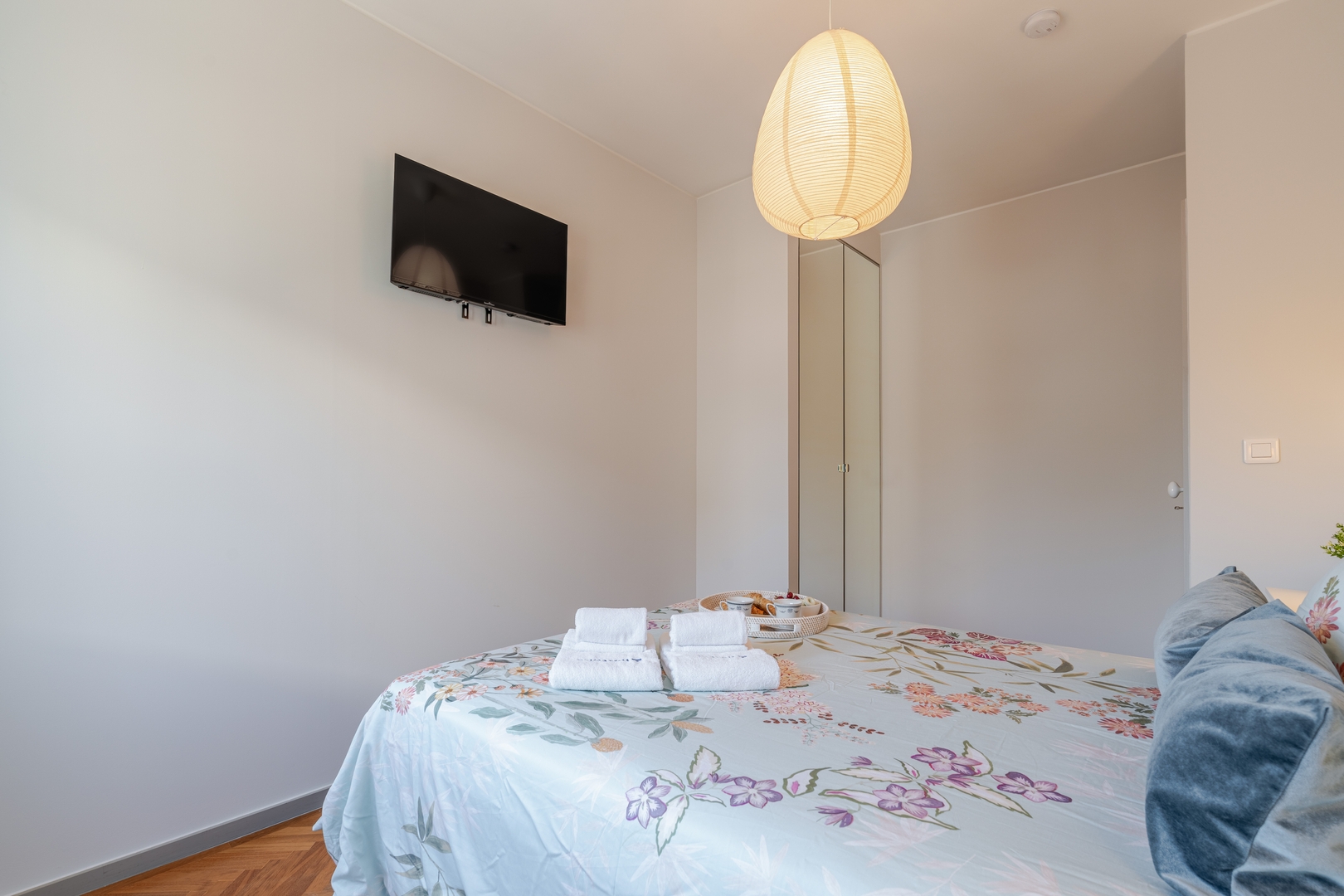 HostWise - Bright & Spacious Flat w/ Garage 8 Host Wise Booking