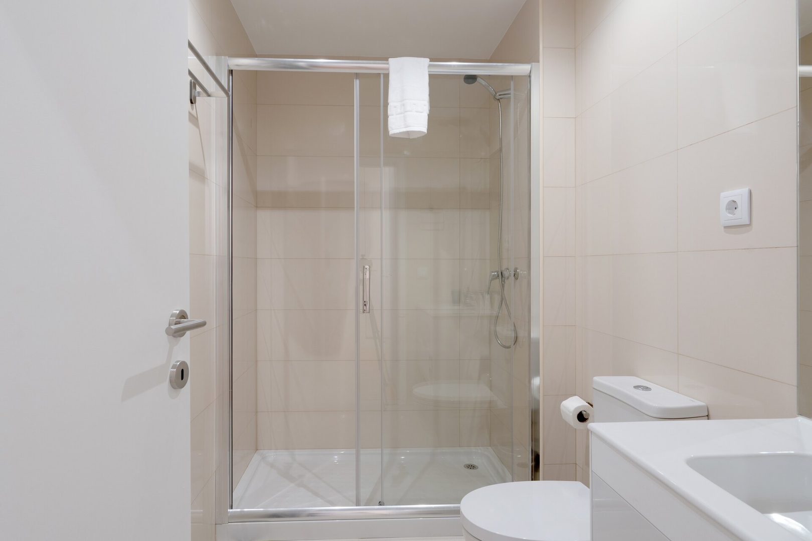 Host Wise - Cozy Bright Studio | Gaia 3 Host Wise Booking
