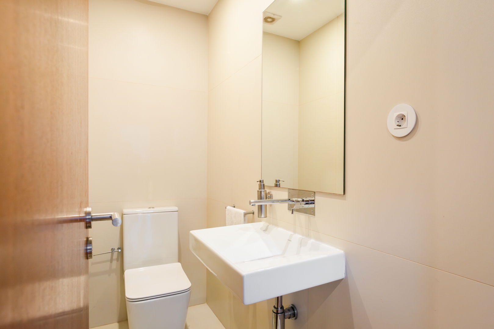 Bright & Spacious Flat by Host Wise 35 Host Wise Booking