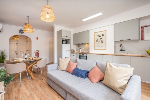 HostWise - Elegant & Stylish Flat w/ Balcony Host Wise Booking