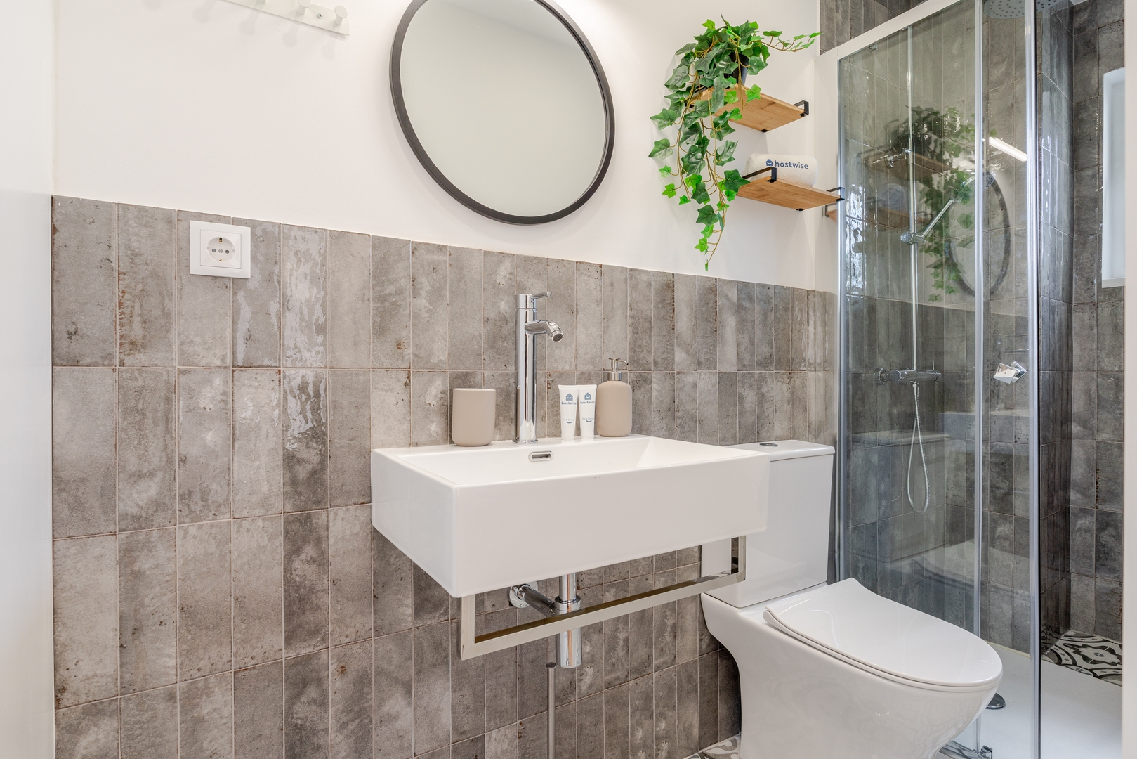 HostWise - Stylish Studio w/ Charming Terrace 4 Host Wise Booking