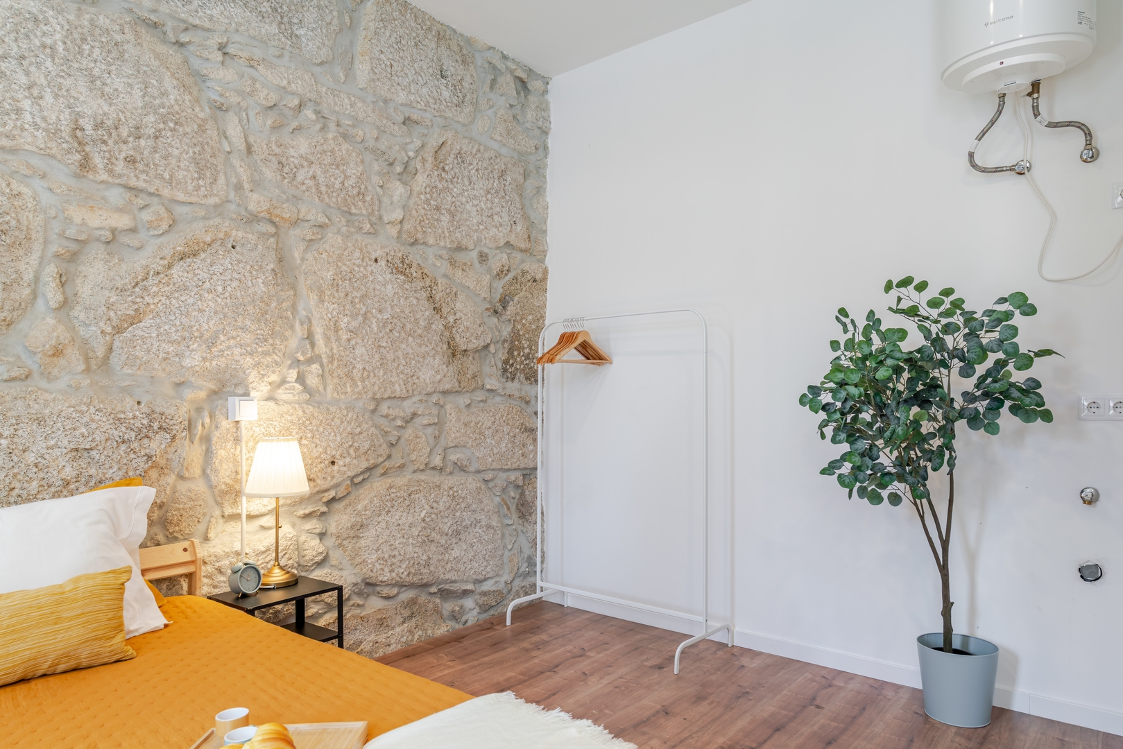 HostWise - Stylish Stone-Walled Flat 8 Host Wise Booking