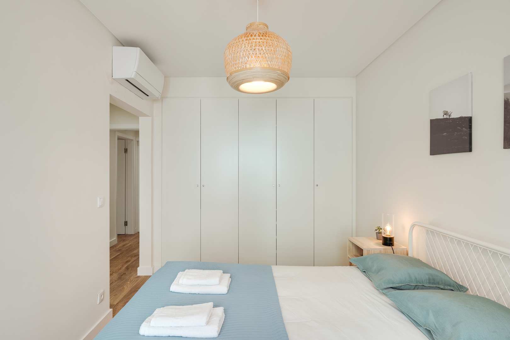 HostWise – Flat w/ Balcony & Workspace 6 Host Wise Booking