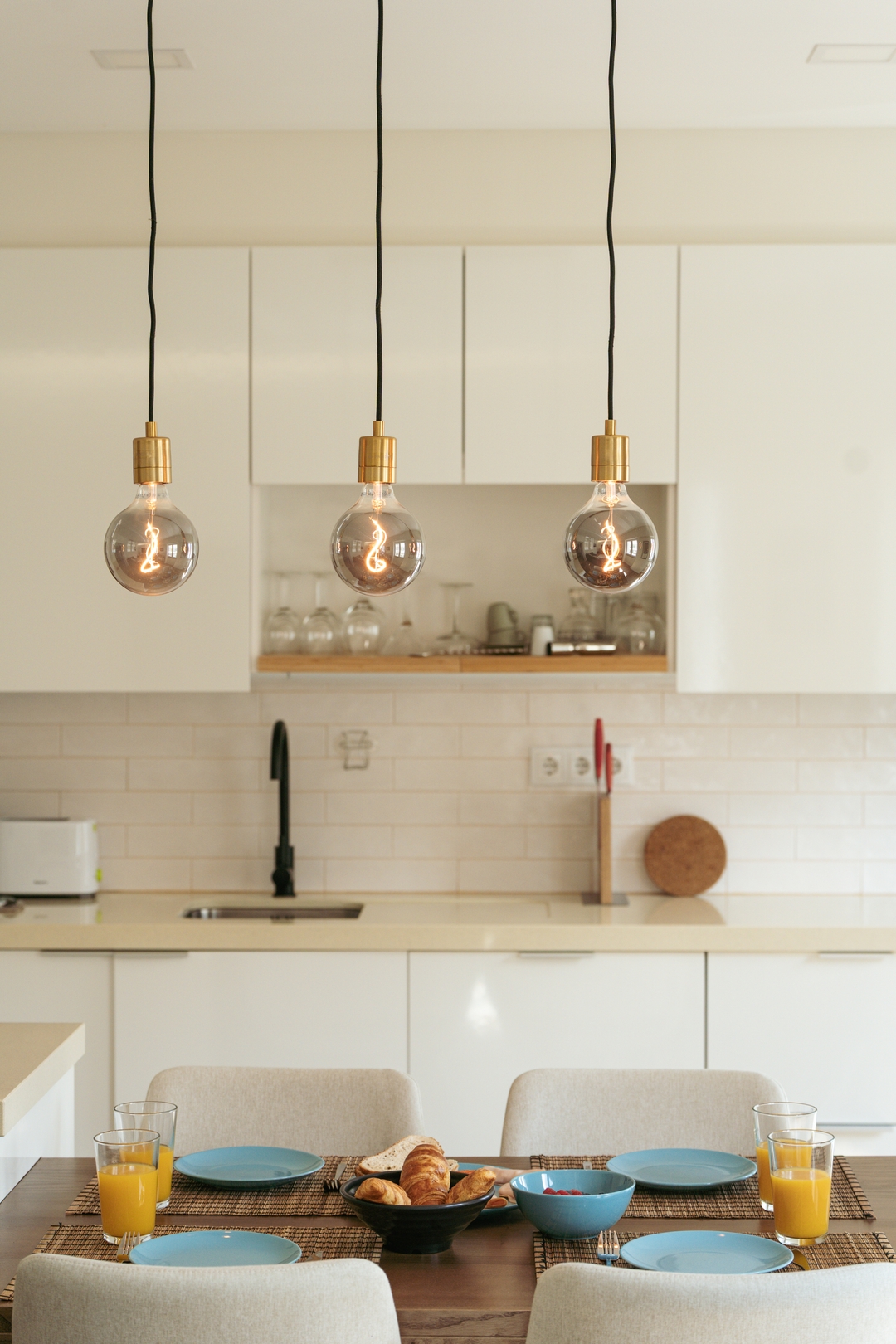 HostWise – Flat w/ Balcony & Workspace 34 Host Wise Booking
