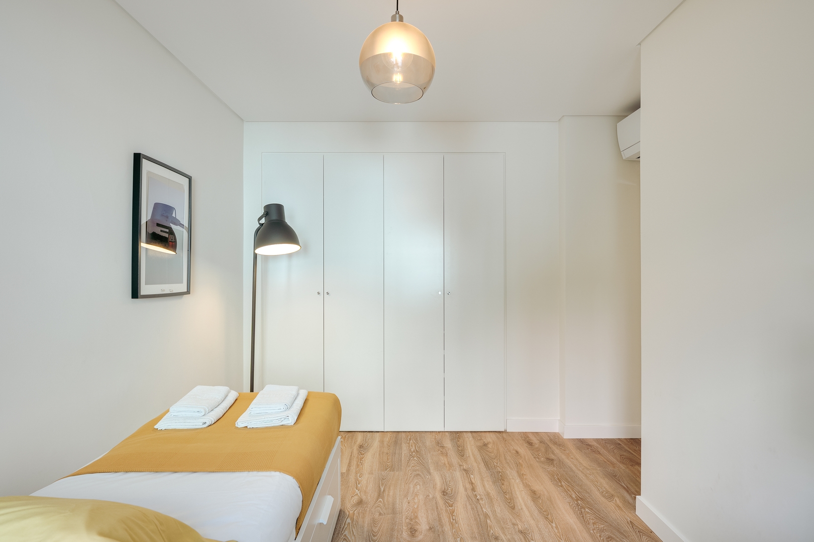 HostWise – Flat w/ Balcony & Workspace 11 Host Wise Booking