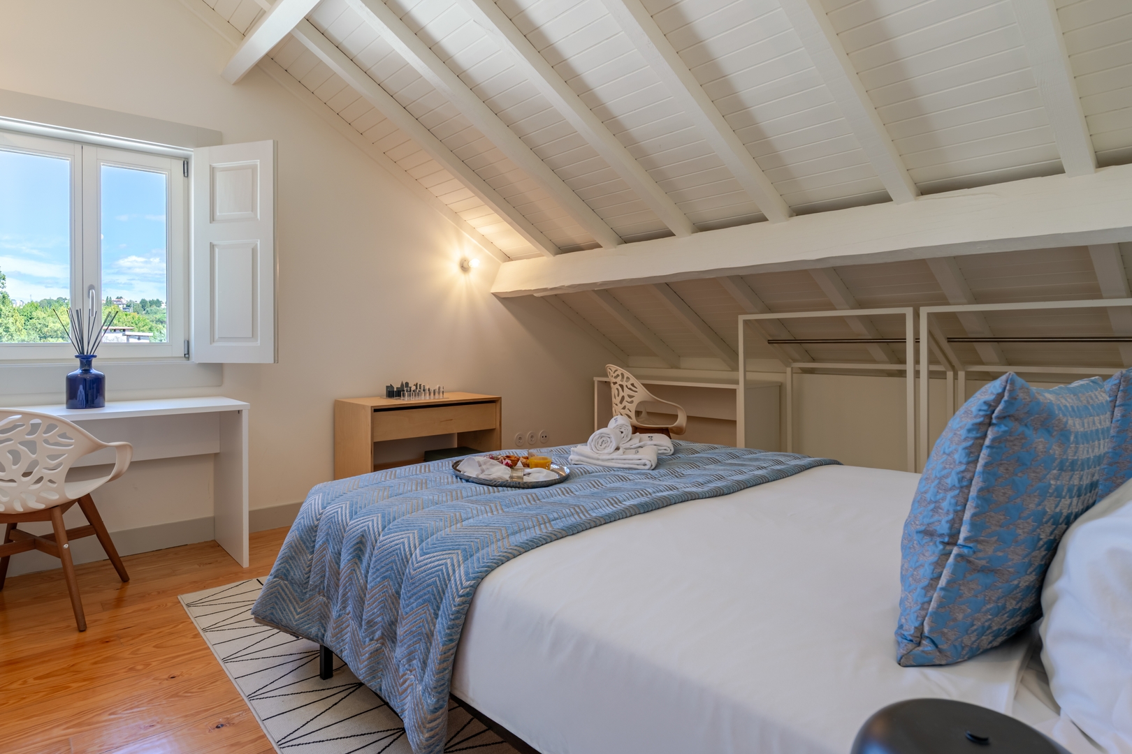 Studios & Spacious T4 with Garden by HostWise 64 Host Wise Booking