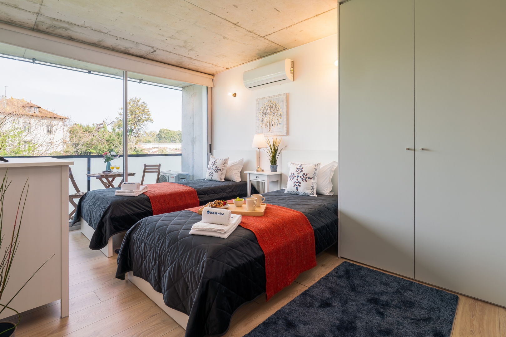 HostWise - Modern Flat w/ Balcony, Garage & Pool 4 Host Wise Booking