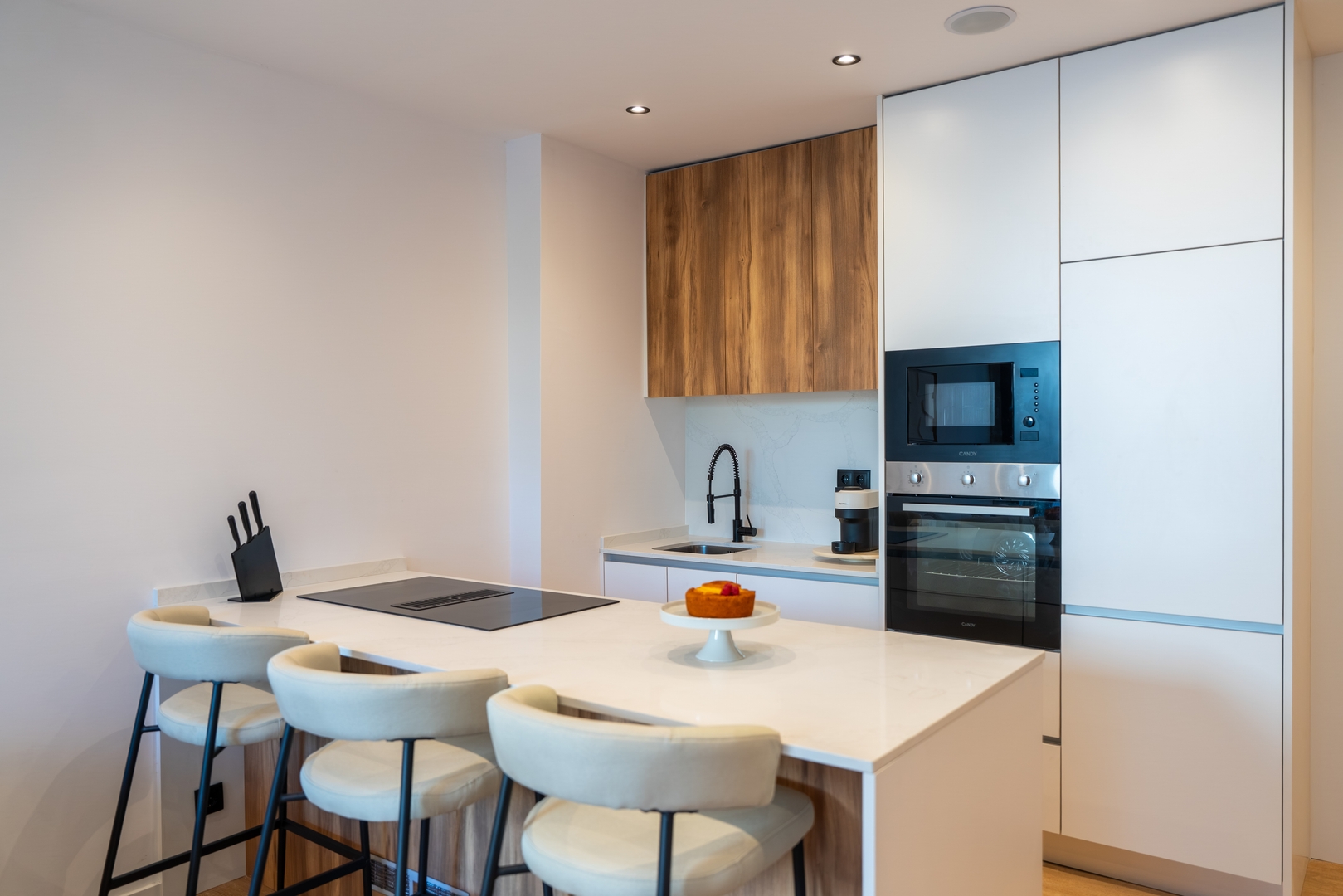 Urban Terrace & Stylish Living Spaces by HostWise 25 Host Wise Booking