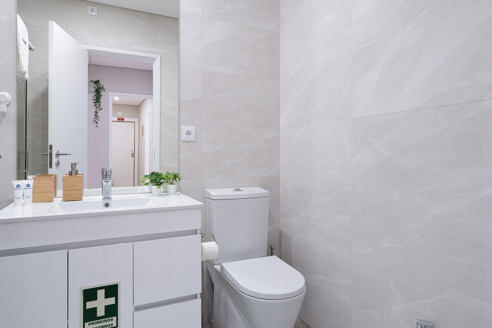 HostWise - Deluxe Bright Flat w/ Netflix 24 Host Wise Booking