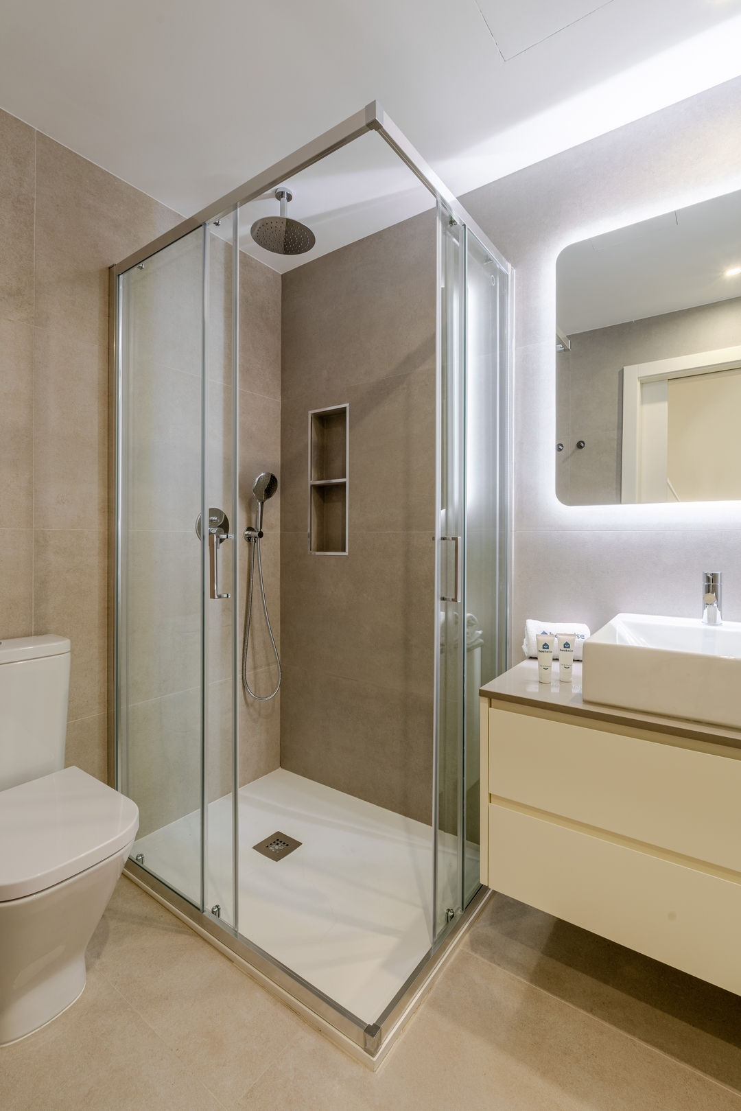 Stylish 2 Duplex & Patio Studio in Porto by HostWise 16 Host Wise Booking