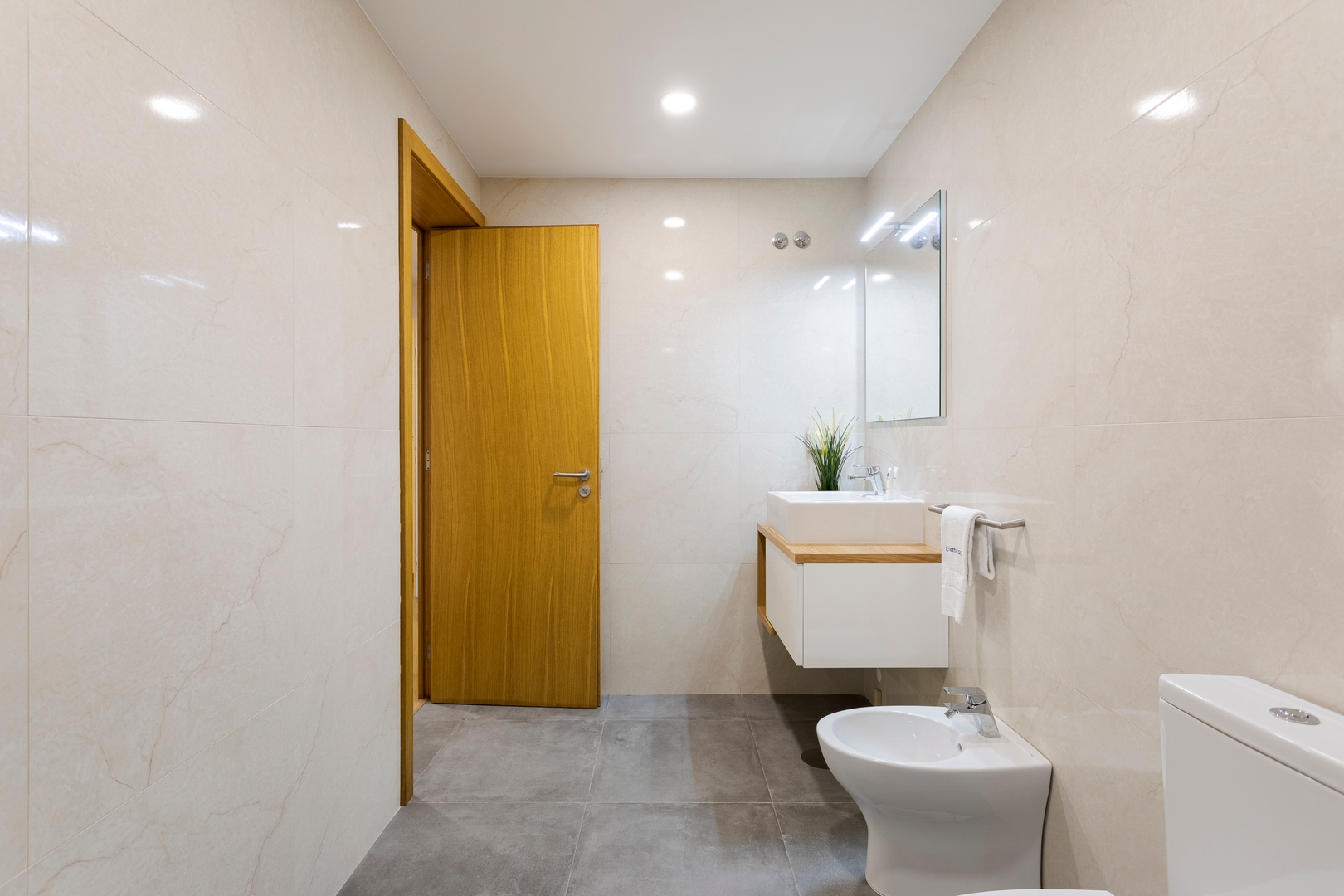 Modern & Central Flat w/ Garage by HostWise 24 Host Wise Booking