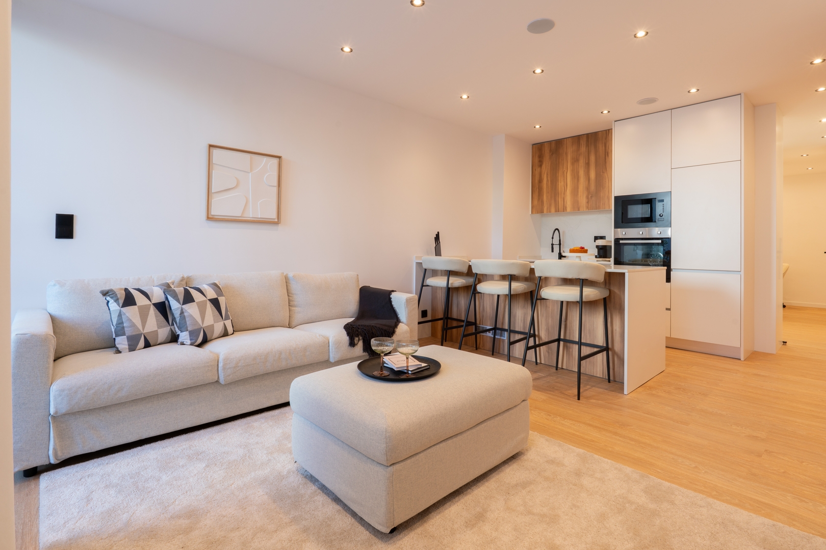 Urban Terrace & Stylish Living Spaces by HostWise Host Wise Booking