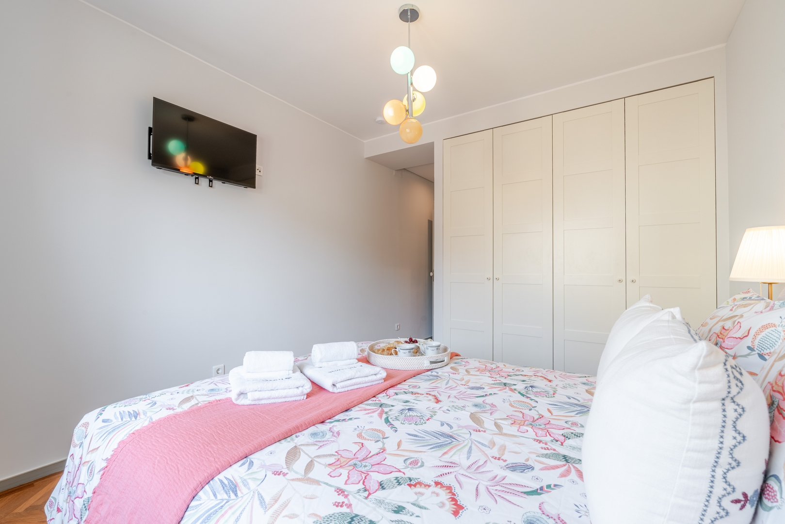 HostWise - Bright & Spacious Flat w/ Garage 13 Host Wise Booking