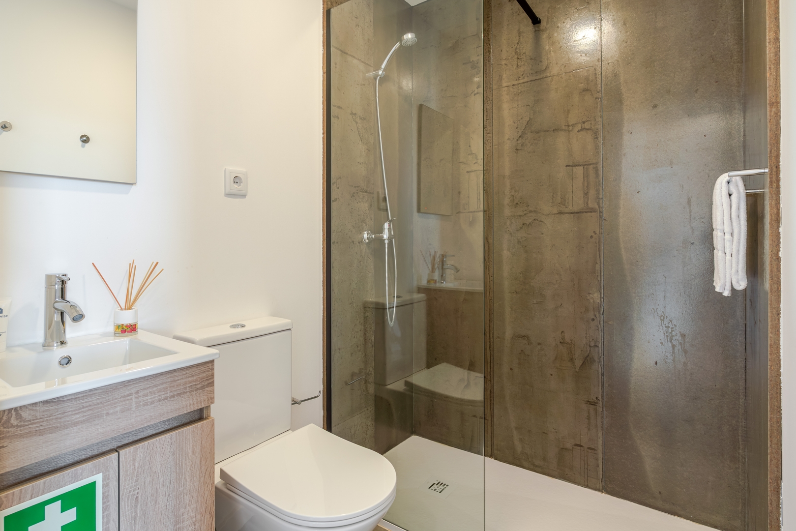 HostWise - Airy & Bright Studio 18 Host Wise Booking
