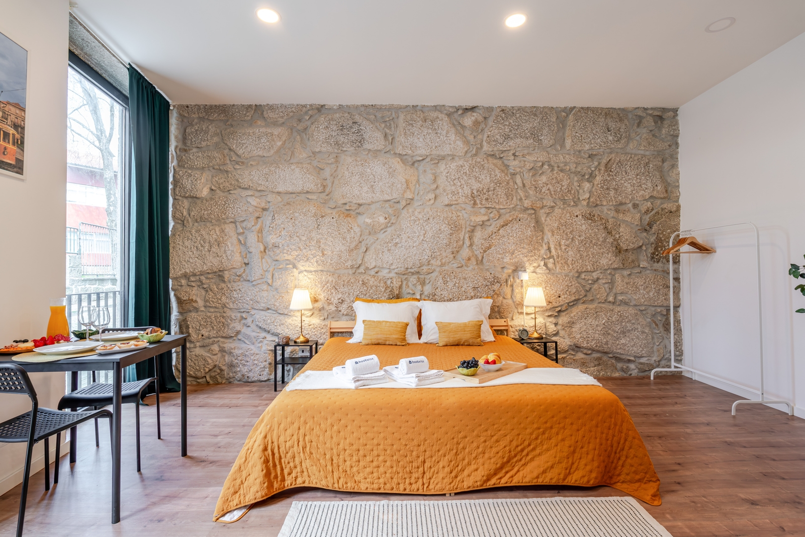 HostWise - Stylish Stone-Walled Flat 6 Host Wise Booking