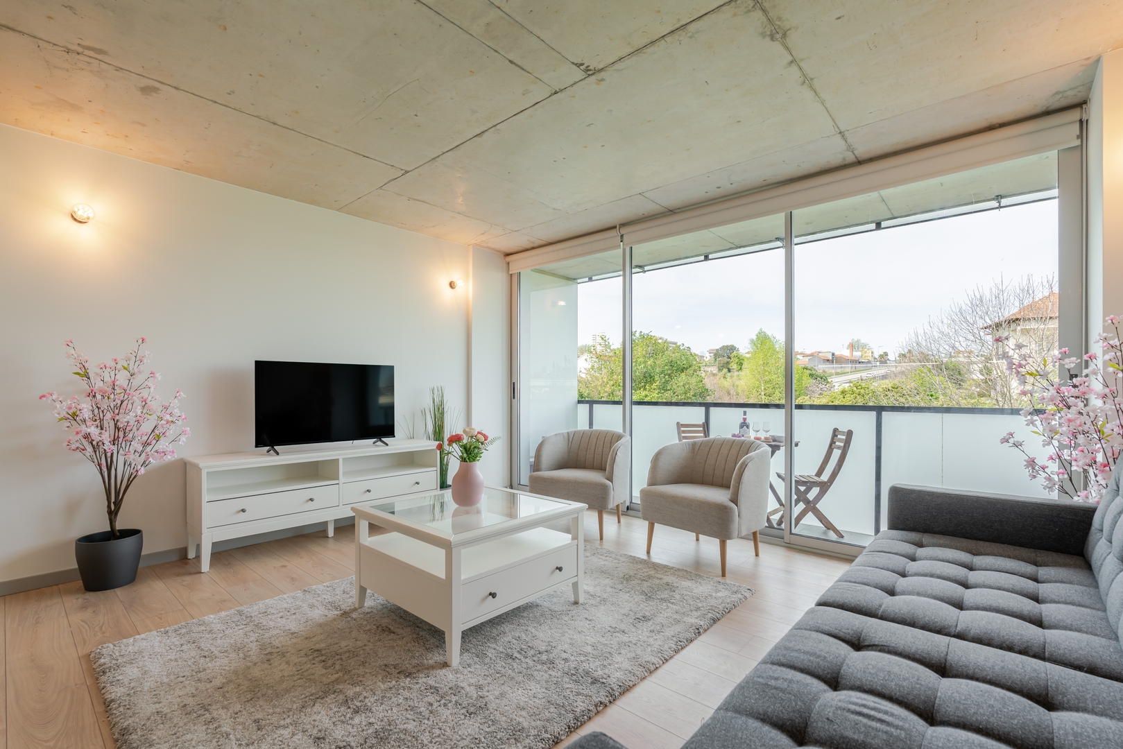 HostWise - Modern Flat w/ Balcony, Garage & Pool 1 Host Wise Booking