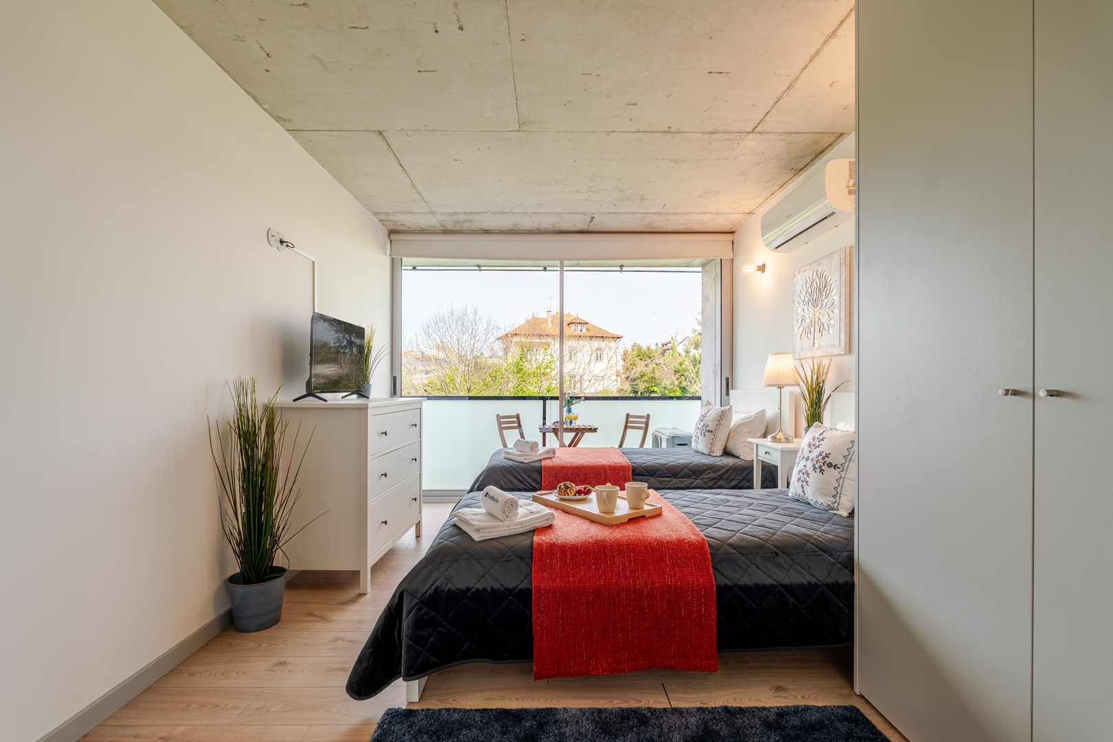 HostWise - Modern Flat w/ Balcony, Garage & Pool 8 Host Wise Booking