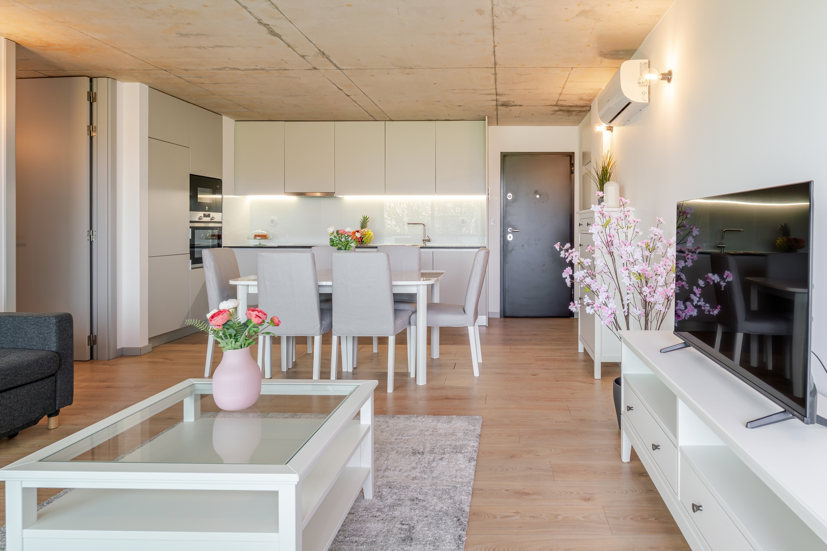 HostWise - Modern Flat w/ Balcony, Garage & Pool 12 Host Wise Booking